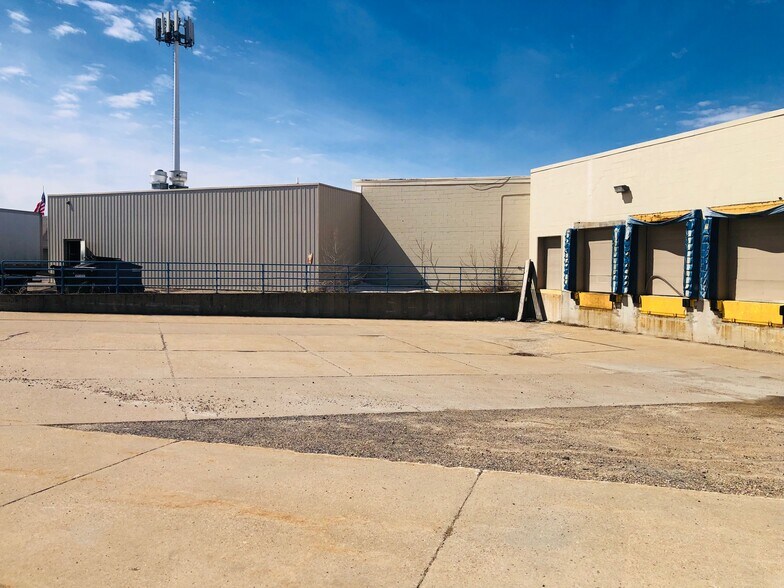 More Photos Of 2111-2113 8th St S, Wisconsin Rapids General Retail For Lease