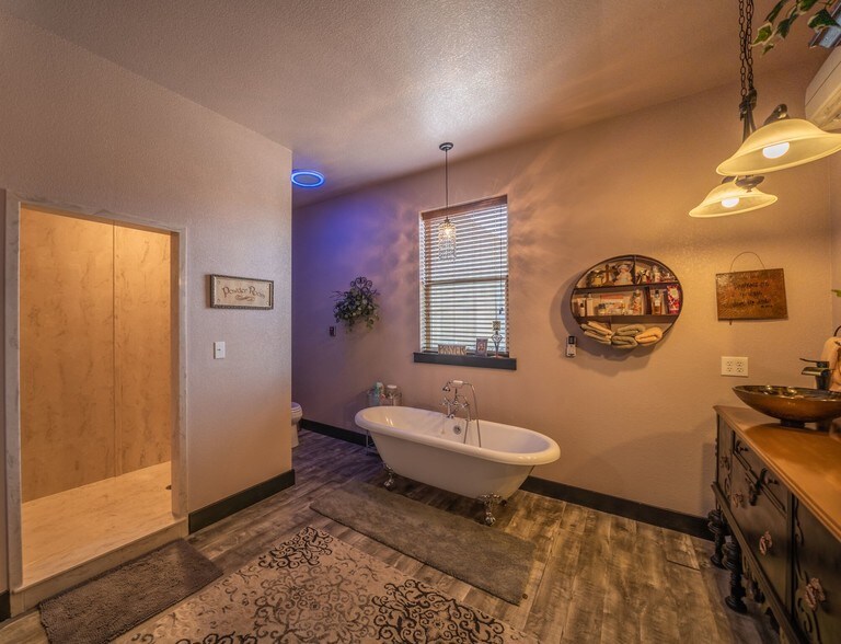 More Photos Of 75 N Waco St, Hillsboro General Retail For Lease