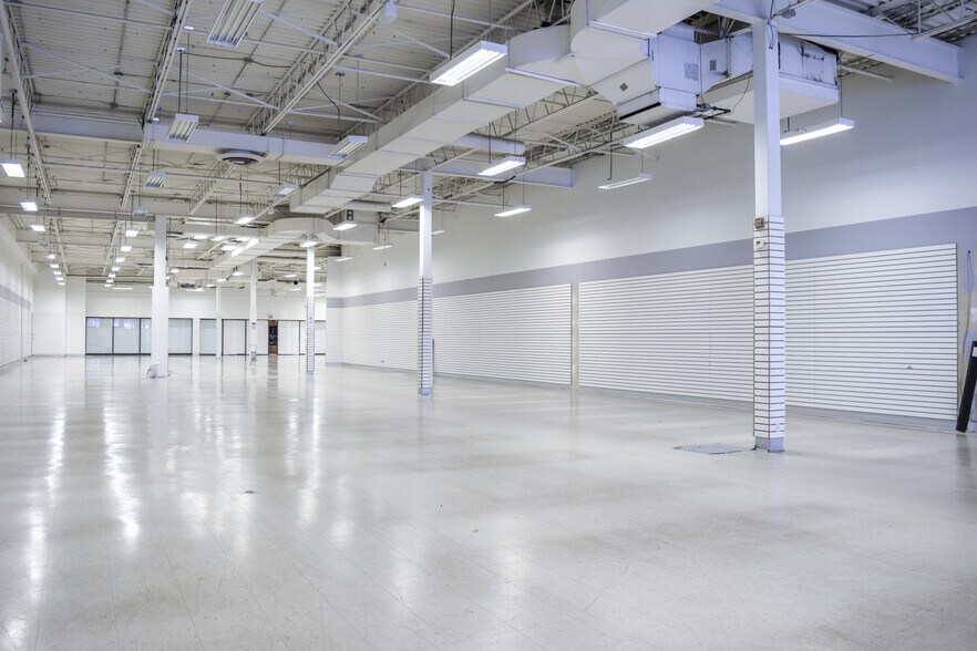 More Photos Of 7200-7250 Boul Taschereau, Brossard General Retail For Lease