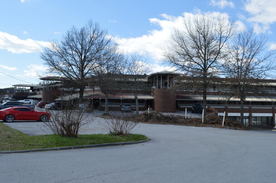 More Photos Of 7010 Lee Hwy, Chattanooga Storefront Retail Office For Sale