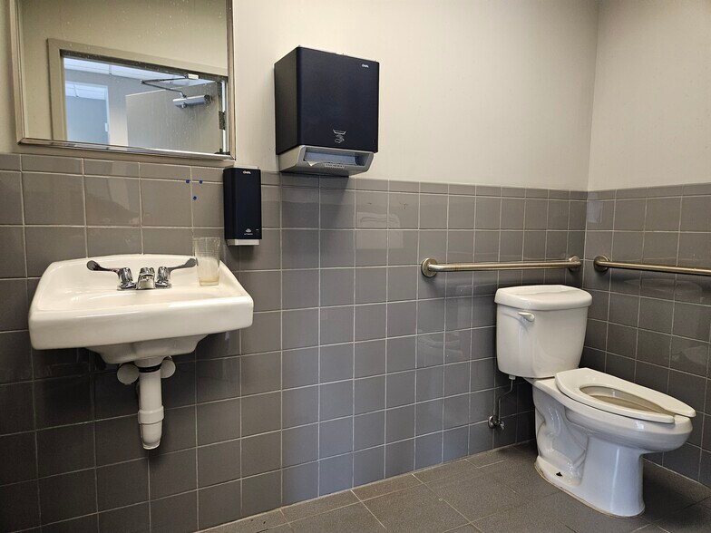 More Photos Of 4525 Sunset Blvd, Steubenville Storefront Retail Office For Lease