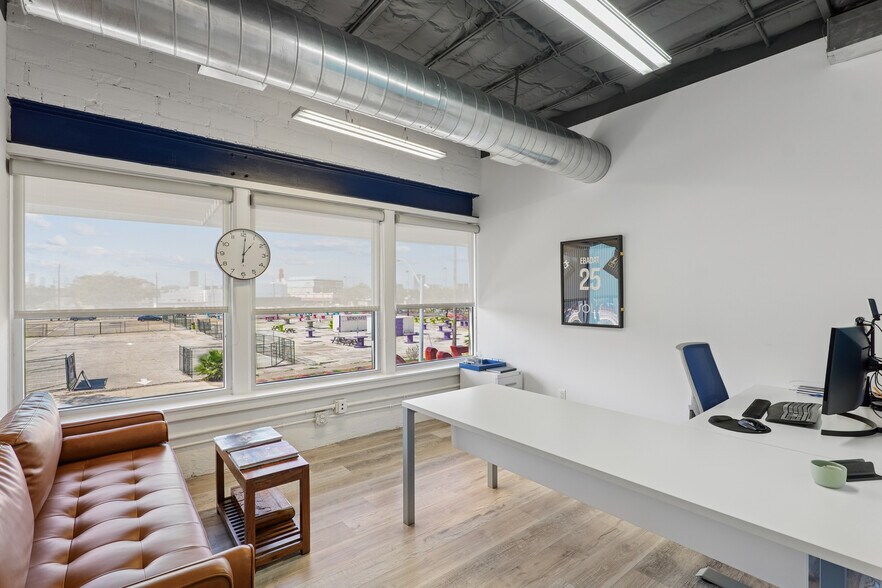 More Photos Of 3217 Montrose Blvd, Houston Office For Lease