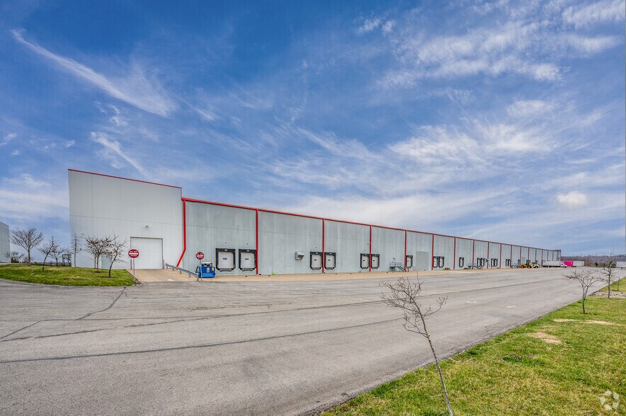 More Photos Of 2450 Sweeney Dr, Clinton Warehouse For Lease
