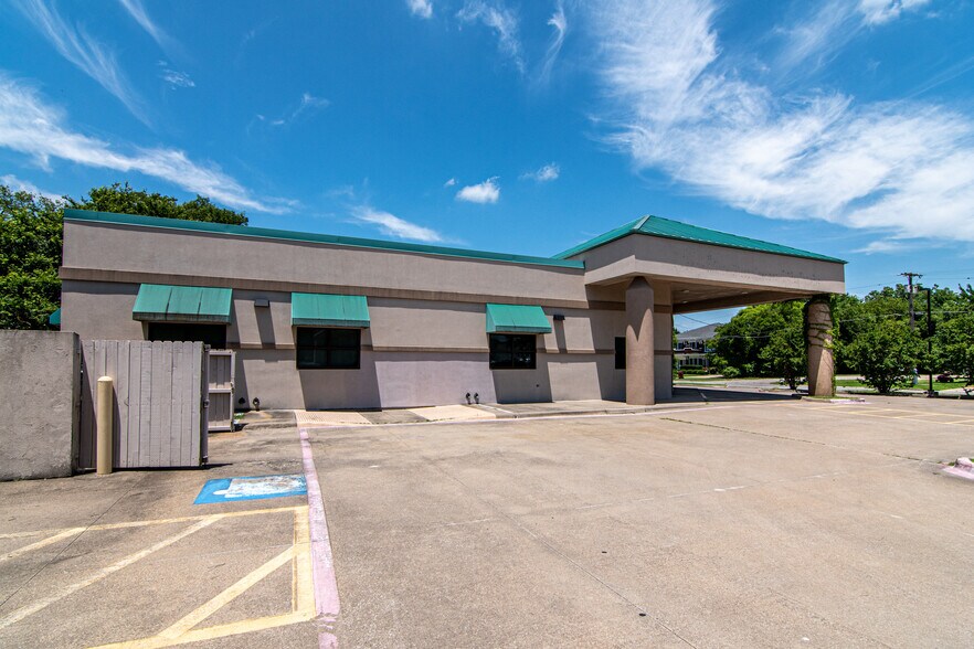 More Photos Of 201 W 5th St, Bonham Medical For Lease