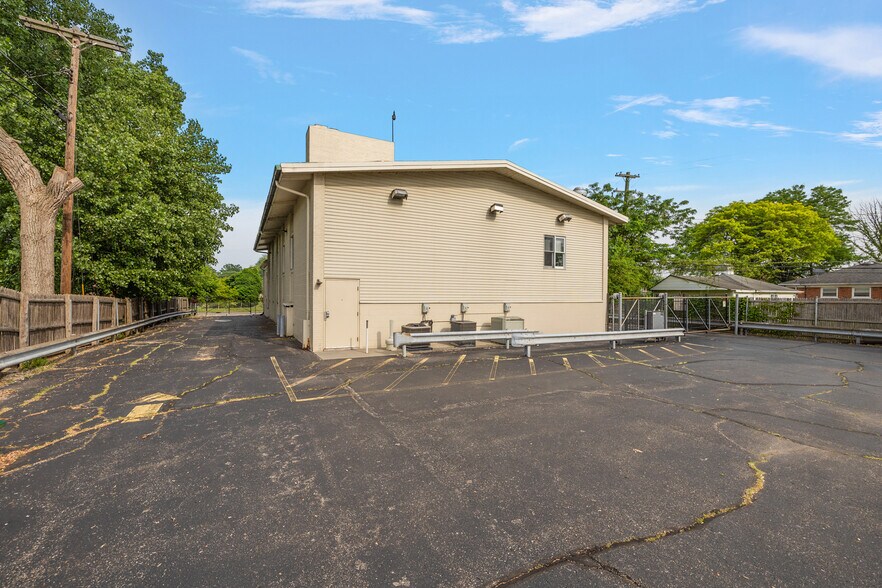 More Photos Of 20789 Harper Ave, Harper Woods Office For Sale