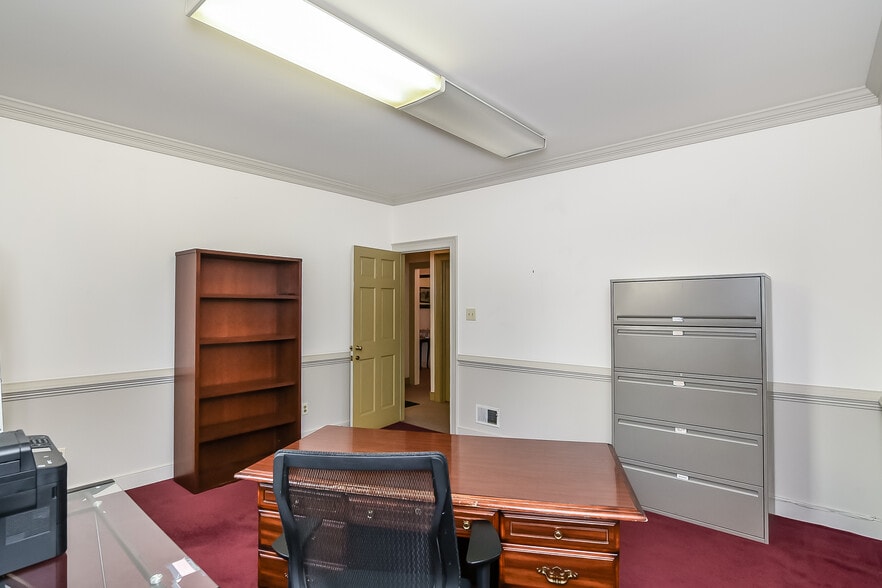 More Photos Of 1900 E Parham Rd, Henrico Office For Sale