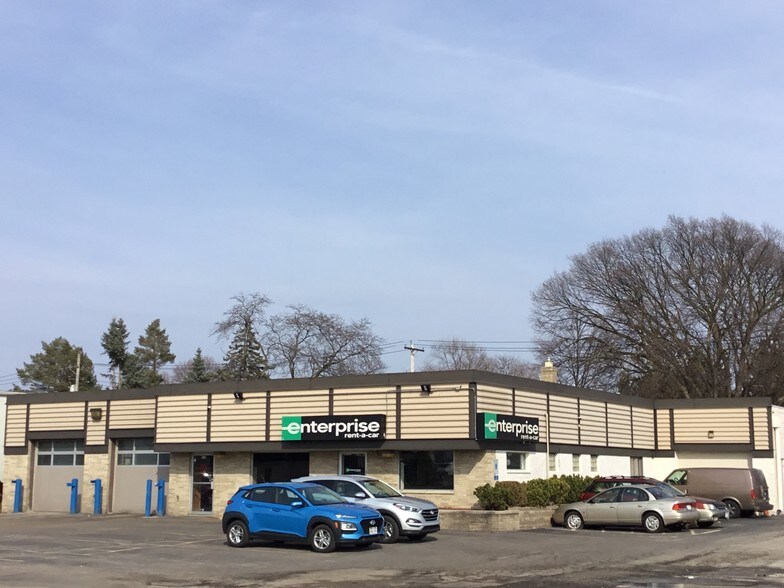 More Photos Of 4040 N 128th St, Brookfield Showroom For Sale