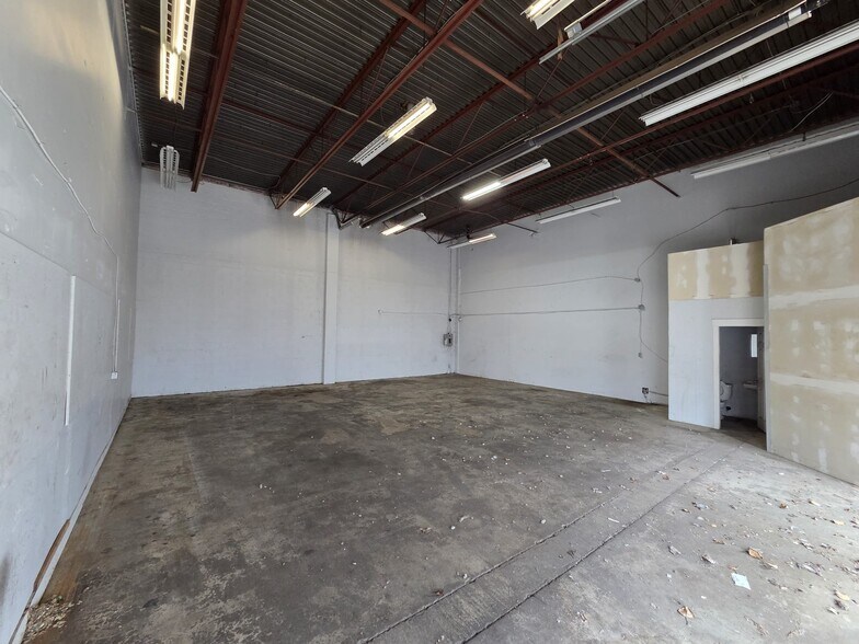 More Photos Of 20131-20133 Industrial Ave, Langley Warehouse For Lease
