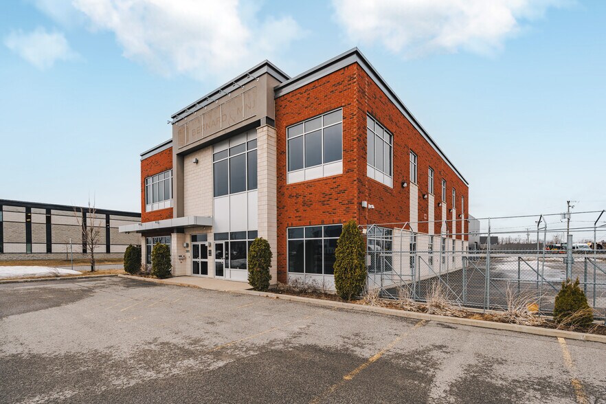 More Photos Of 5000 Rue Bernard-Lefebvre, Laval Light Distribution For Lease