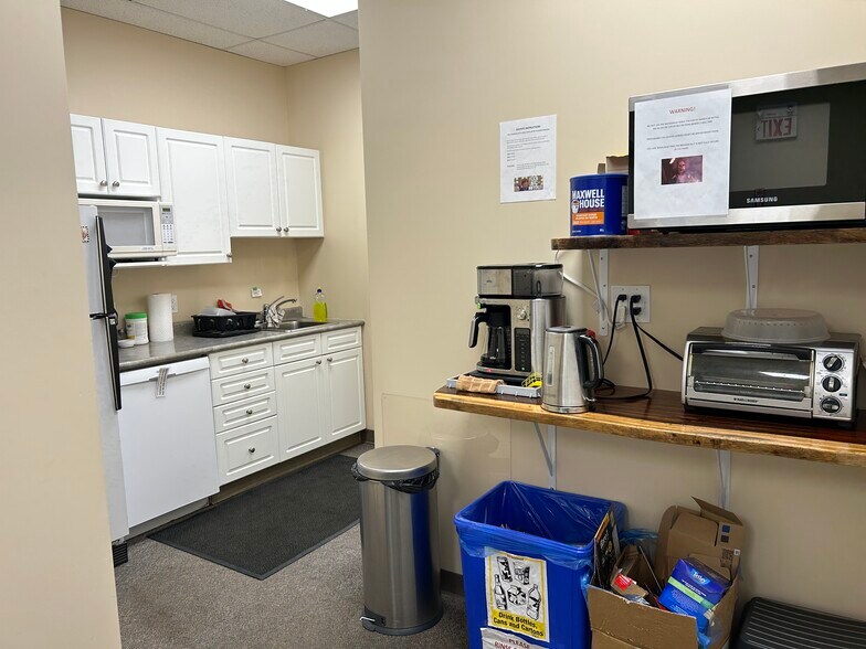 More Photos Of 11812-11820 121 St NW, Edmonton Office For Sale