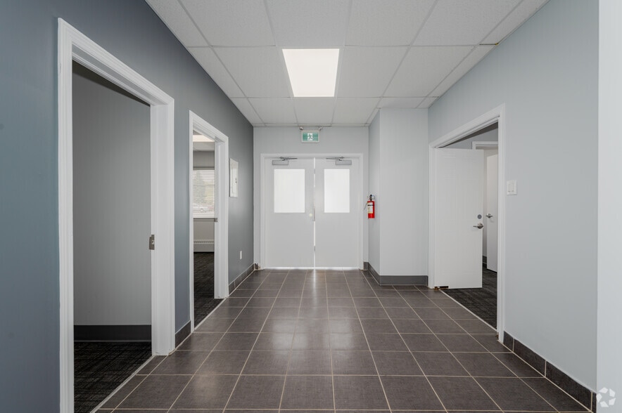 More Photos Of 340-390 Saskatoon St, London Showroom For Lease