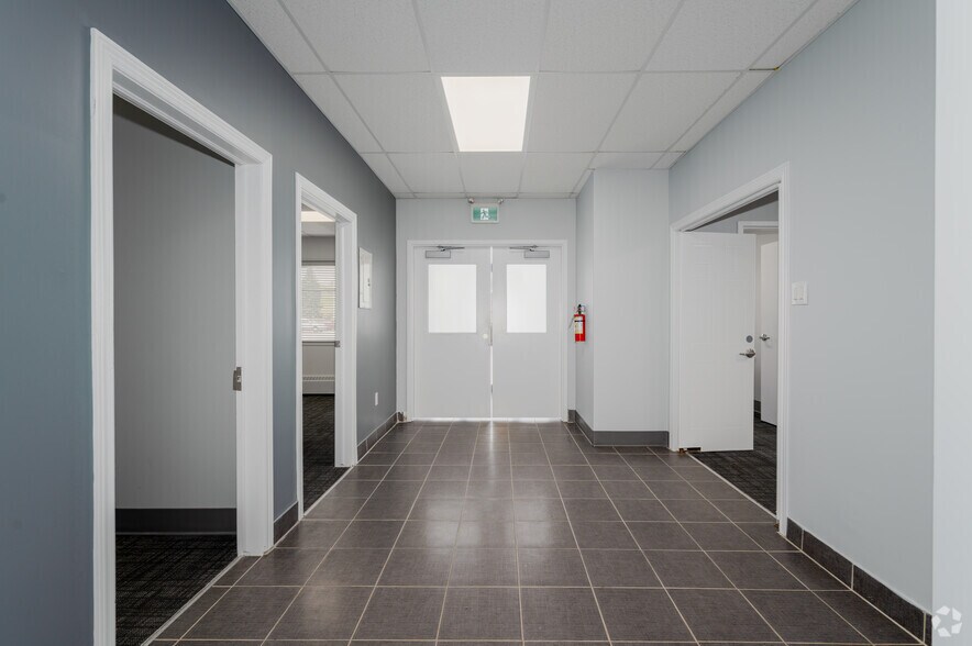 More Photos Of 340 Saskatoon St, London Showroom For Lease