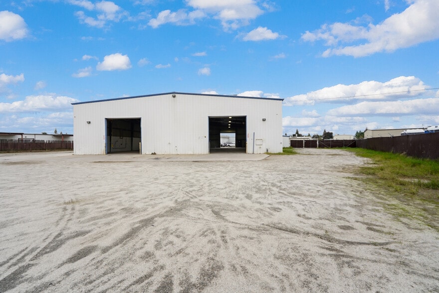 More Photos Of 6303 Seven Seas Ave, Bakersfield Warehouse For Lease