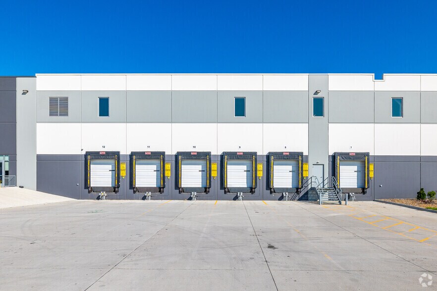 More Photos Of 7400 SE Convenience Blvd, Ankeny Warehouse For Lease