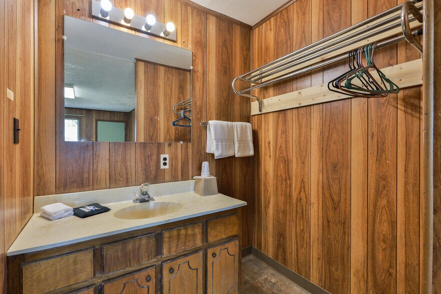 More Photos Of 551 Elm St, Martin Hotel For Sale