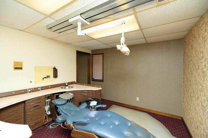 More Photos Of 504 N Poplar St, Peabody Medical For Sale