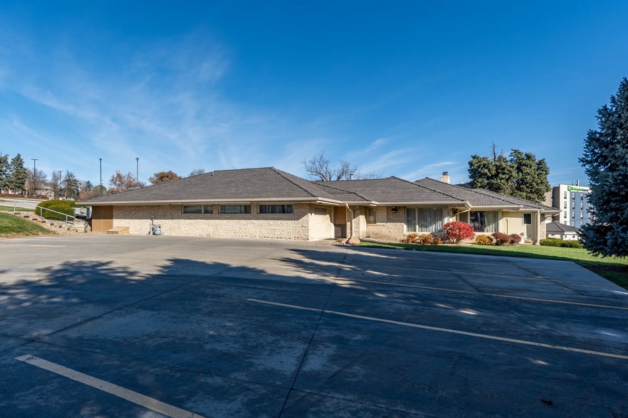 More Photos Of 8900 W Dodge Rd, Omaha Medical For Lease