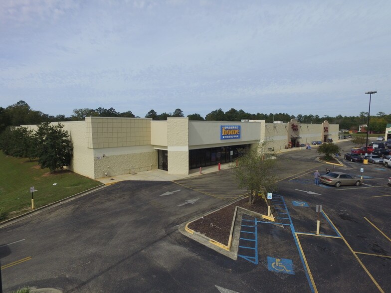 More Photos Of 2041 Douglas Ave, Brewton Supermarket For Lease