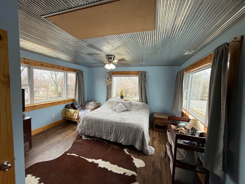 More Photos Of 615 W Benton St, Buffalo Flex For Sale