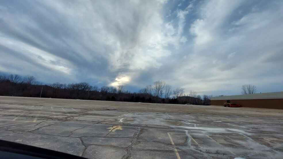 More Photos Of 1810-1880 S West Ave, Freeport Unknown For Lease