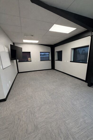 More Photos Of 1394 Alpha dr, Mcminnville Light Distribution For Lease