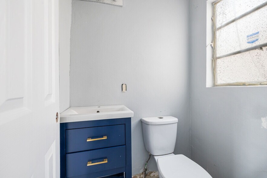 More Photos Of 1059-1063 N Palm Canyon Dr, Palm Springs Storefront For Sale