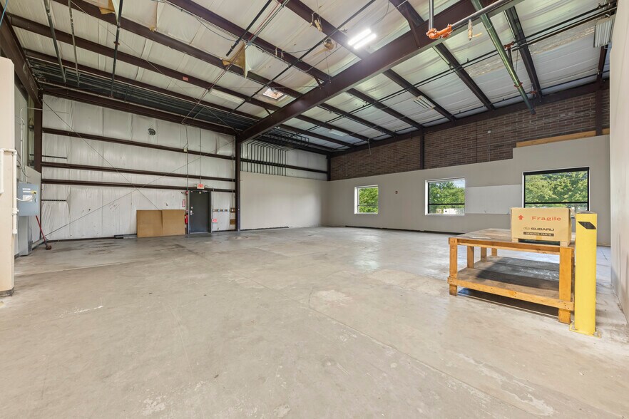 More Photos Of 25553 Wolf's Crossing Rd, Plainfield Warehouse For Lease