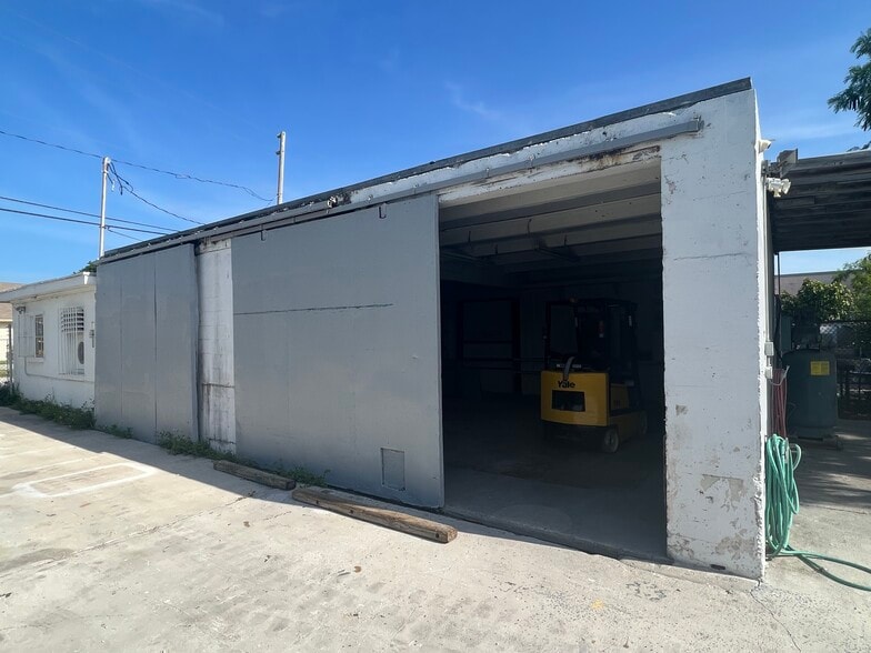 More Photos Of 2500 E Tamarind Ave, West Palm Beach Service For Sale