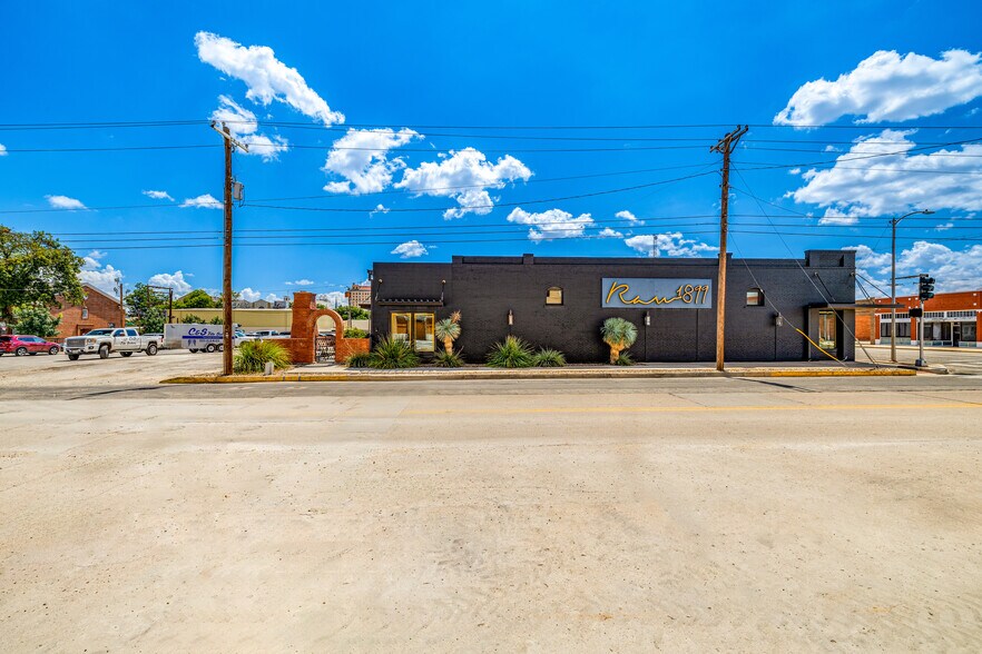 More Photos Of 38 N Chadbourne St, San Angelo Bar For Sale