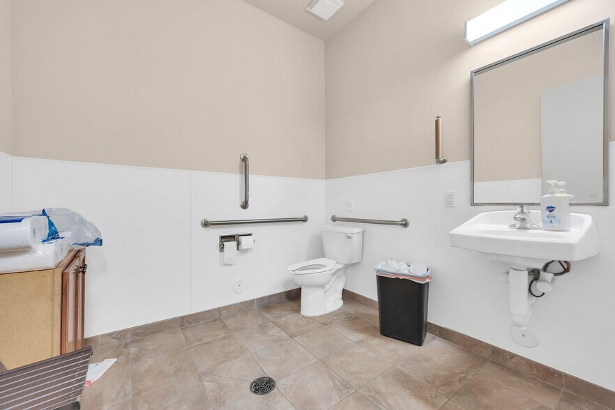 More Photos Of 23320 N 18th Dr, Phoenix Warehouse For Sale