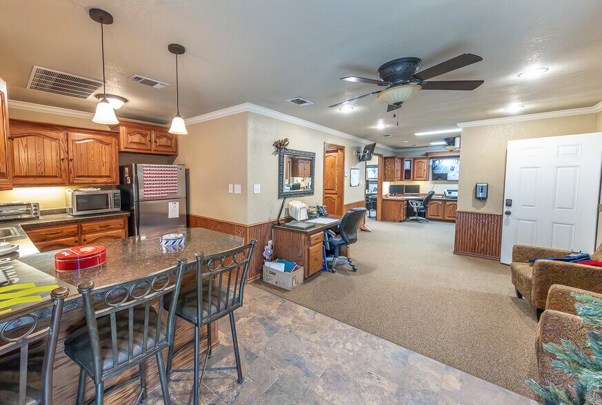 More Photos Of 2303 Private Road 7340 rd, Lubbock Warehouse For Lease
