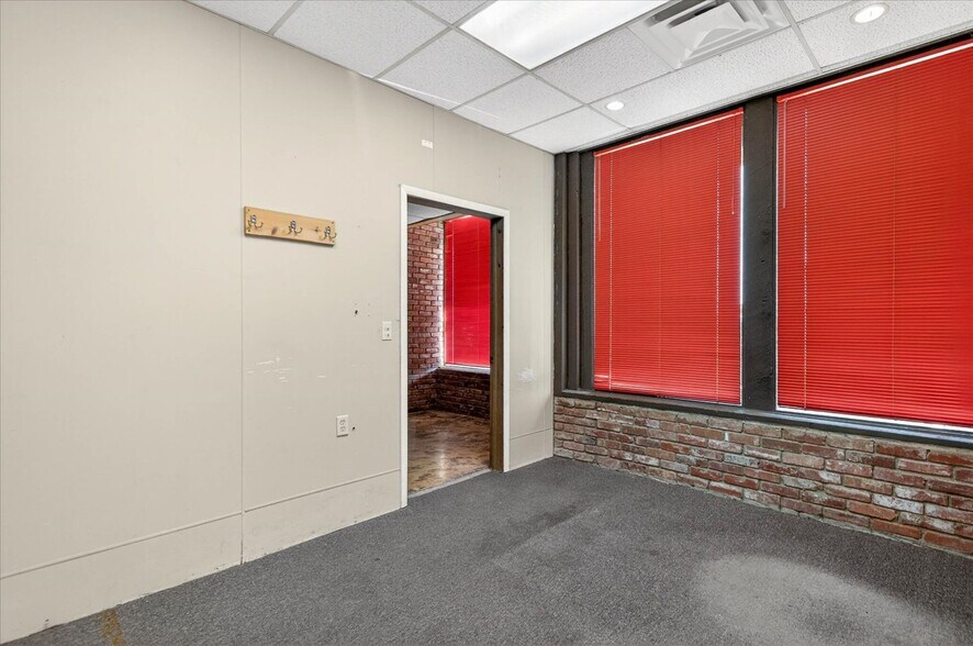 More Photos Of 121 N Maple St, Nowata Storefront For Sale