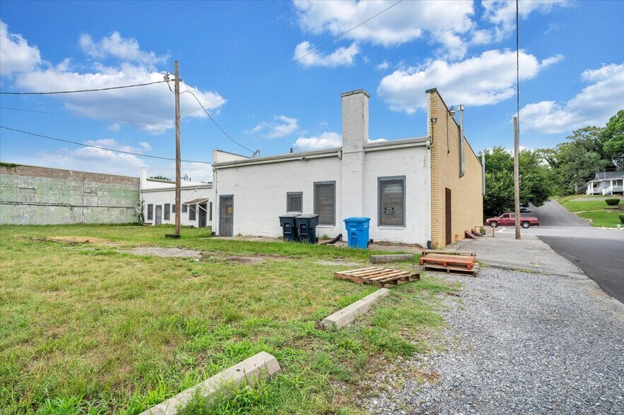 More Photos Of 2302 Melrose Ave NW, Roanoke Flex For Lease
