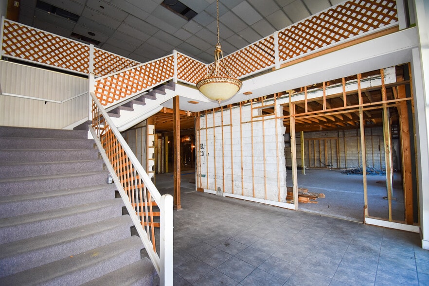 More Photos Of 3110 N Davis Hwy, Pensacola Showroom For Lease