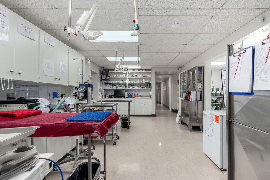 More Photos Of 20 W Dunlap Rd, Phoenix Veterinarian Kennel For Sale