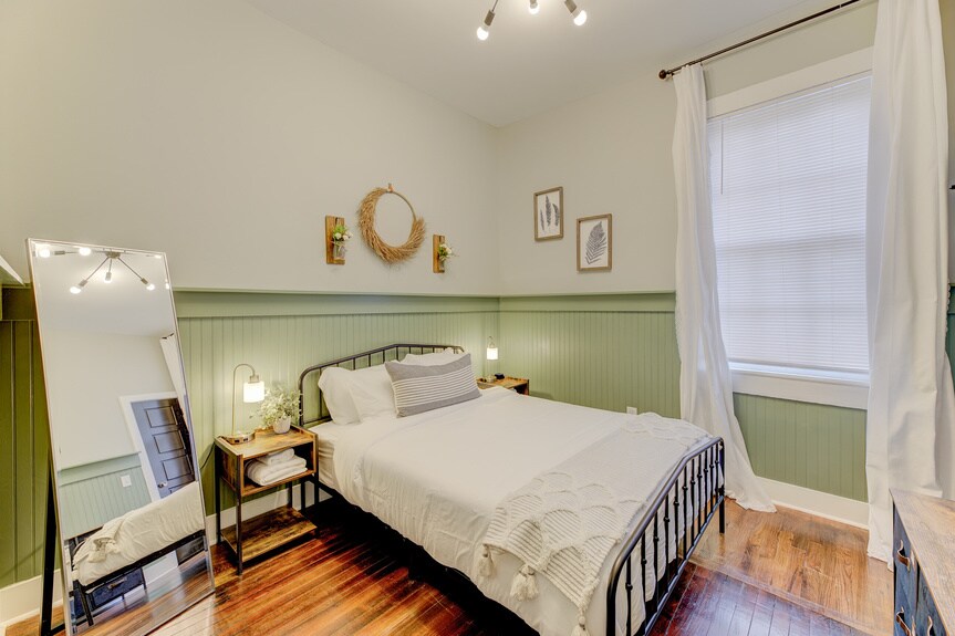 More Photos Of 302 Picadilly St, Columbia Specialty For Sale
