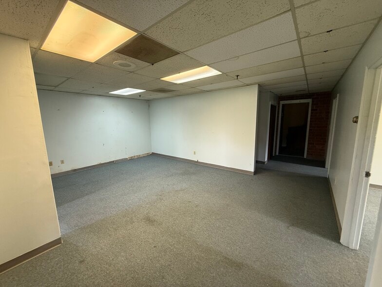 More Photos Of 900 Baker Rd, High Point Warehouse For Lease