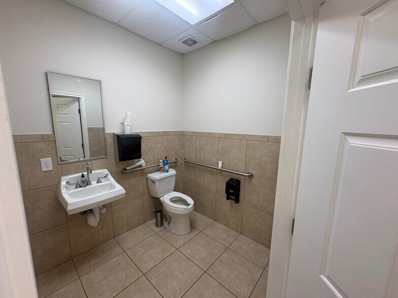 More Photos Of 10450 Cossey Rd, Houston Industrial For Sale