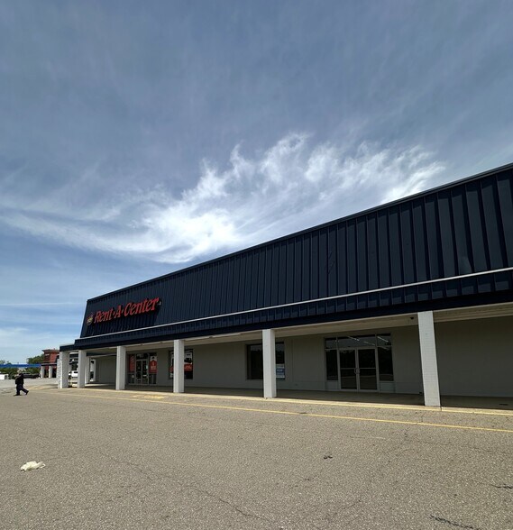 More Photos Of 2700-2790 Mahoning Ave NW, Warren Storefront For Lease