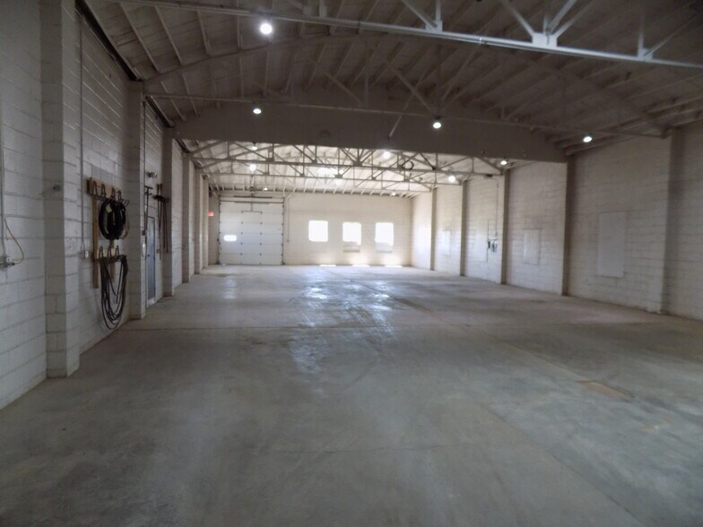 More Photos Of 1544 S Main St, Ottawa Distribution For Sale