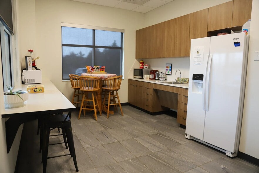 More Photos Of 2020 N Kelly Ave, Edmond Veterinarian Kennel For Sale