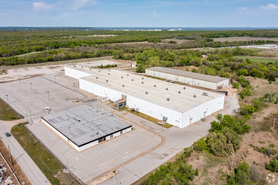 More Photos Of 2121 N 161st St E, Tulsa Warehouse For Lease