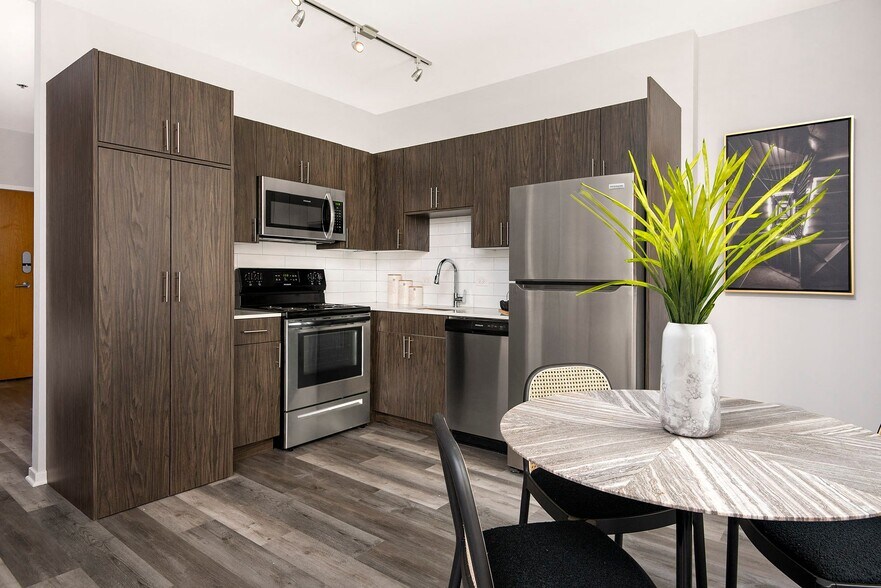 More Photos Of 182 W Lake St, Chicago Apartments For Lease