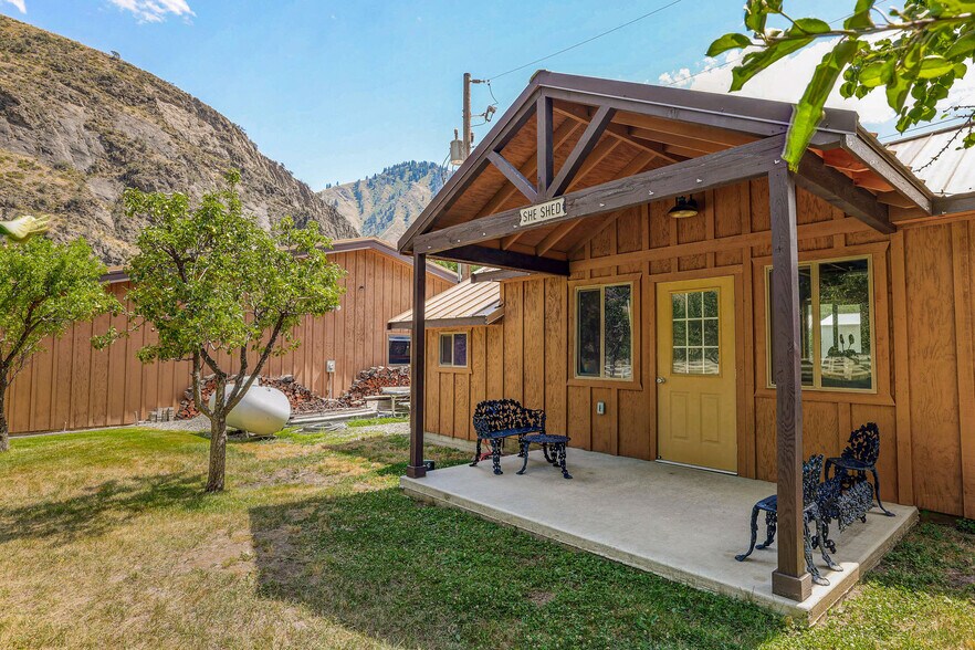 More Photos Of 420-422 Main Street St, Riggins Specialty For Sale
