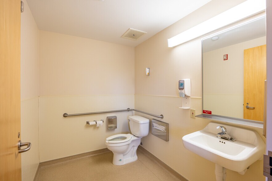 More Photos Of 811 Georgiana St, Port Angeles Medical For Sale