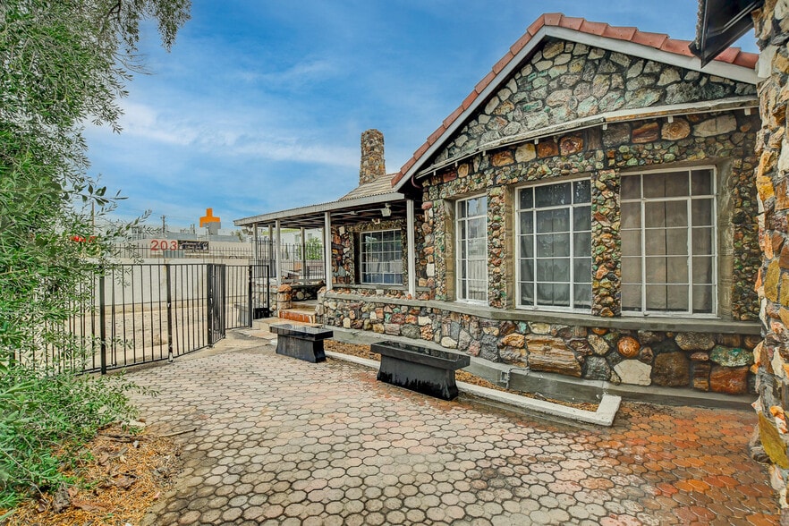 More Photos Of 901 E Ogden Ave, Las Vegas General Retail For Sale