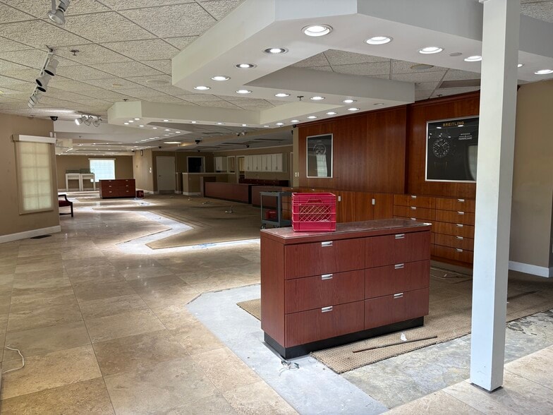 More Photos Of 4311 Ne Vivion Rd, Kansas City Storefront Retail Office For Sale