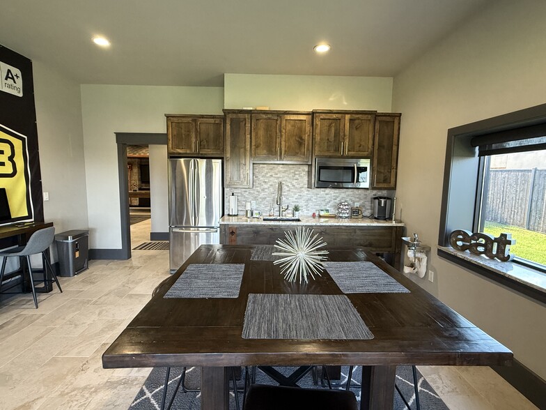 More Photos Of 424 S Main St, Newcastle Office For Lease