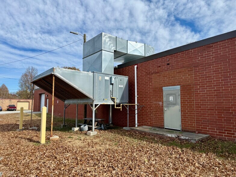 More Photos Of 1410-1414 Trinity Ave, High Point Warehouse For Lease