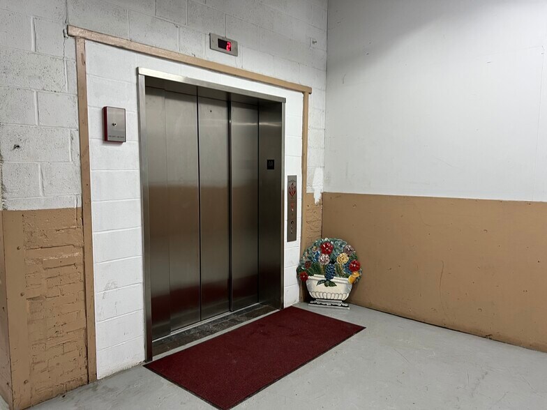 More Photos Of 1900-1940 S Western Ave, Chicago Showroom For Lease